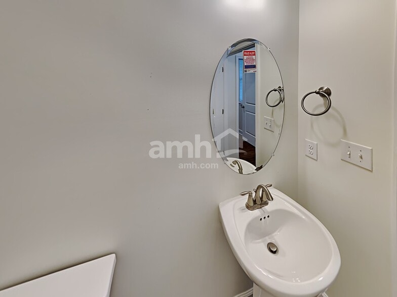 Building Photo - 4261 Longfellow Dr