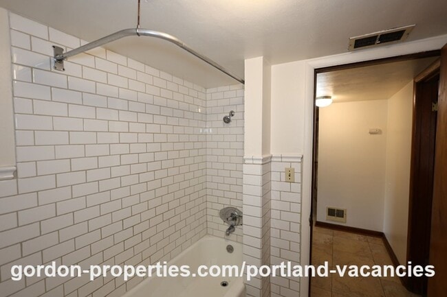 Building Photo - 2803 NE Hoyt St