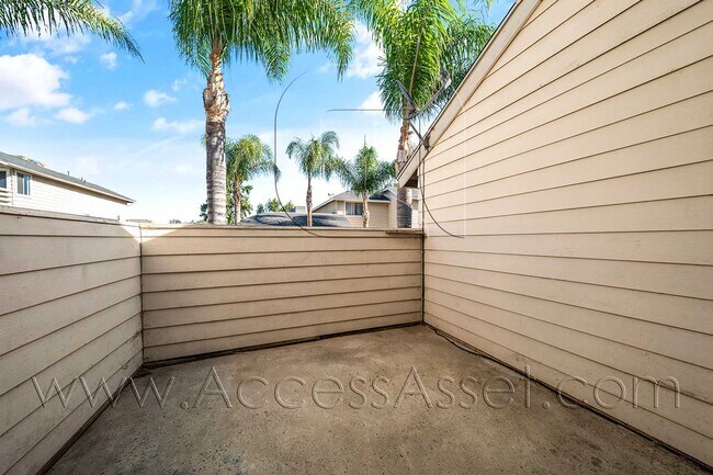 Building Photo - Spacious 2 Bed/2 Bath Home with Private Pa...