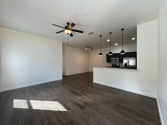 Building Photo - Luxury 3/2 duplex in NBTX