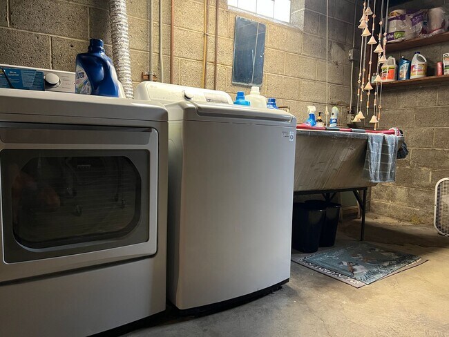 Building Photo - 743 Lander Rd