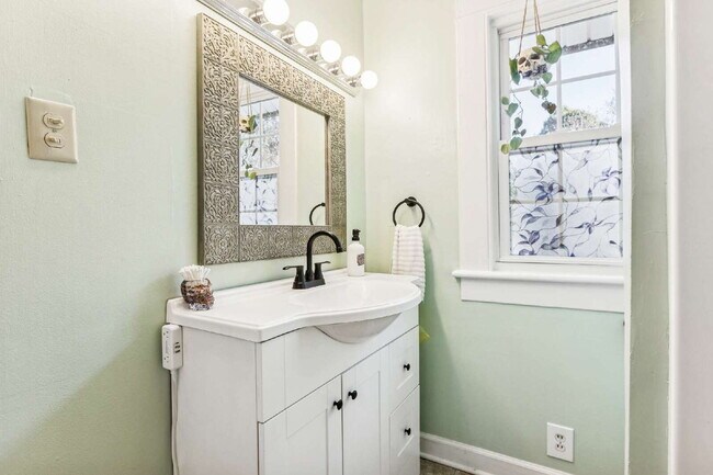 Building Photo - 102 Pear Ave