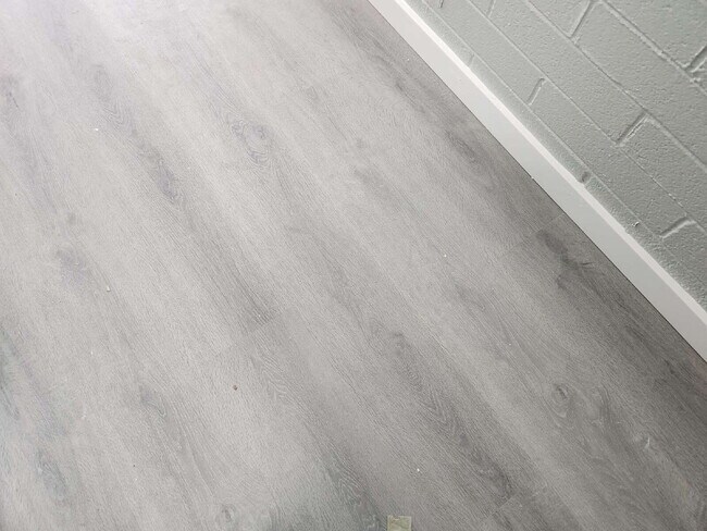 Building Photo - NEWLY RENOVATED 2BD/1BA – CALL TODAY NORTH...