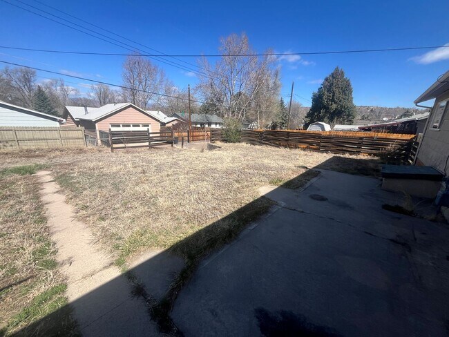 Building Photo - 1702 Holmes Dr