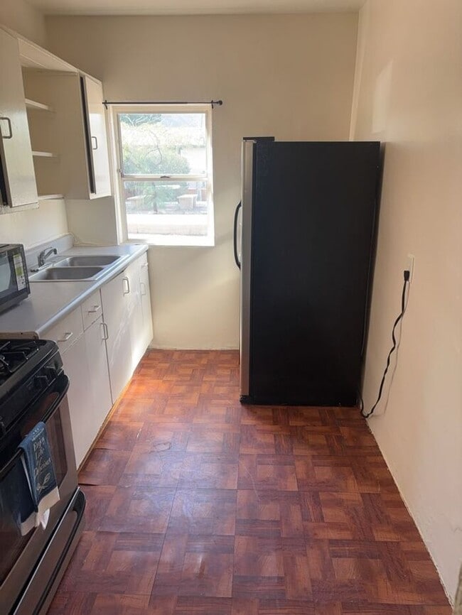 Building Photo - 204 W Kelso St