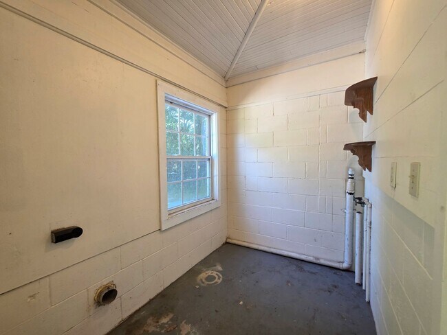 Building Photo - 3BR/1BA home with Bonus Room and large fenced back yard