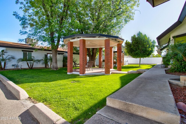 Building Photo - 2215 W Augusta Ave