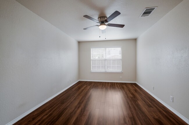 Building Photo - Well-Maintained Home with Open Layout & Great Location