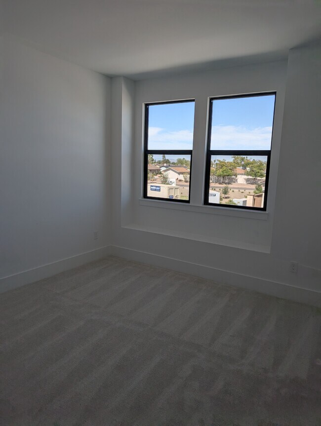 Building Photo - 2102 N Woodburn Pl