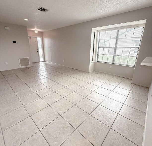 Building Photo - 525 SW Sara Blvd