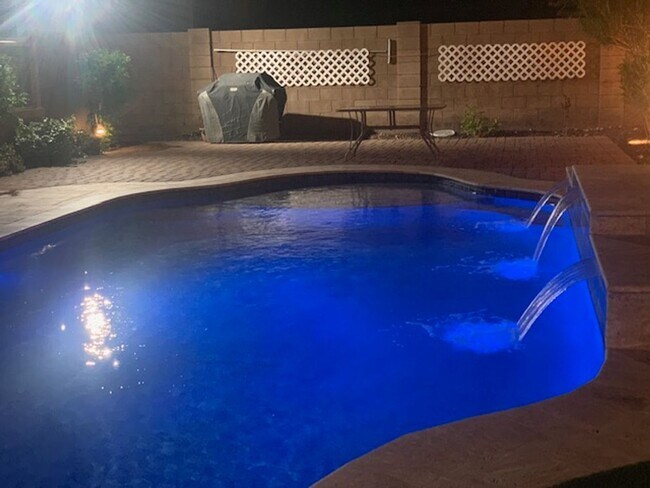 Building Photo - Gorgeous 5 Bed 3.5 Bath 3 Car garage home with private pool + SOLAR in gated community in Peoria