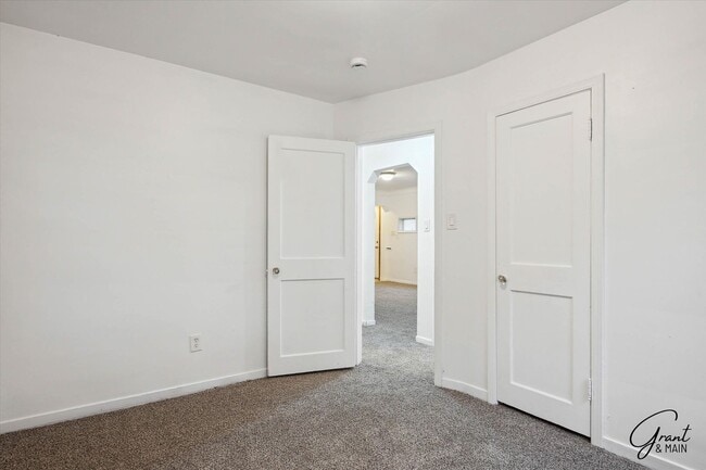 Building Photo - $1250 - 3 bedroom Eastpointe