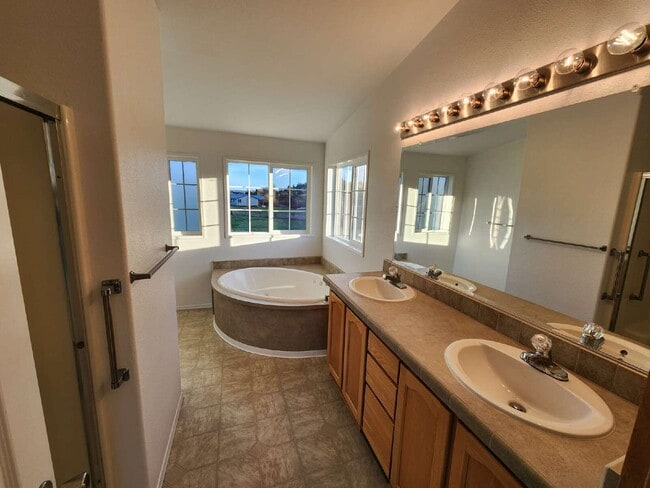 Building Photo - 3 bed 2 bath 2 car garage w/ great views i...