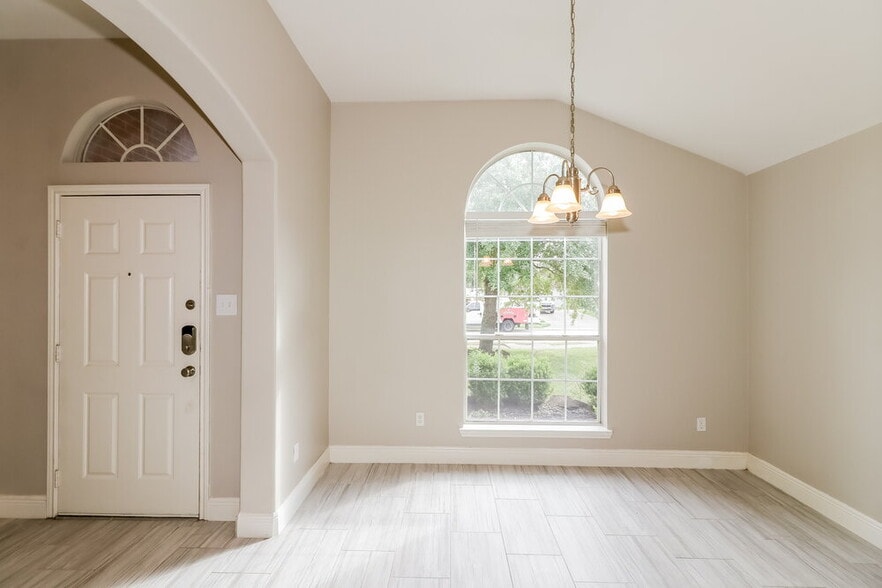 Building Photo - 25235 Clover Ranch Dr