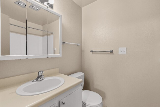 Building Photo - 11540 Pinehurst Way NE
