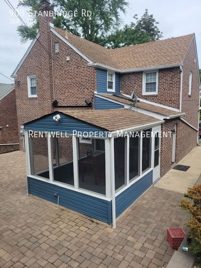 Building Photo - 908 Stanbridge Rd