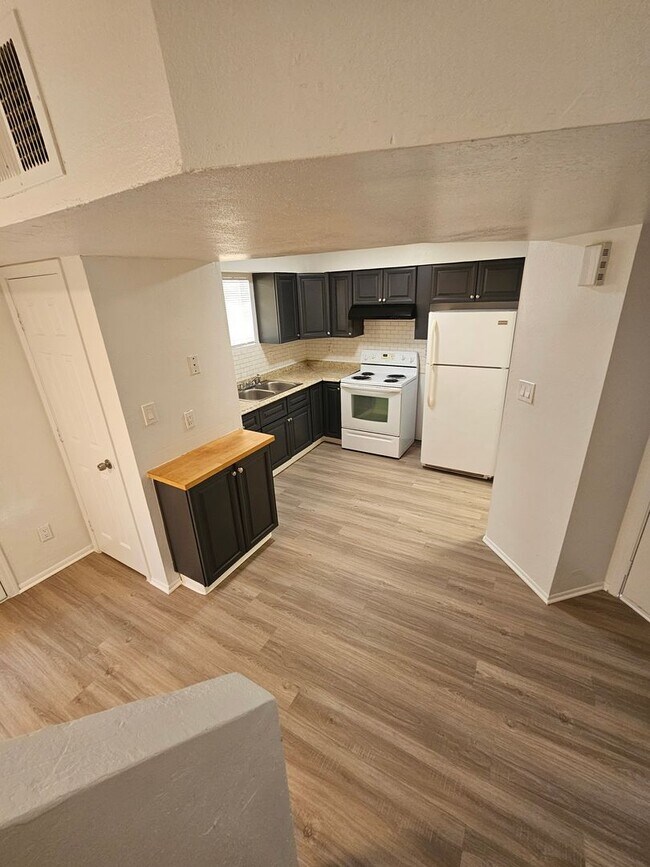 Building Photo - 1715 E Pepper Cir