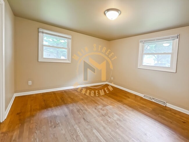 Building Photo - CENTRAL AIR! 2 Bed 1 Bath Ranch Duplex