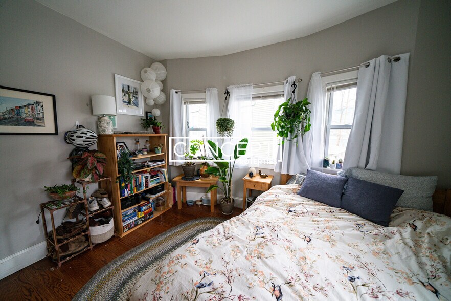 Building Photo - 344 Centre St