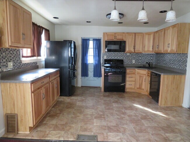 Building Photo - 2002 Cottage Ave