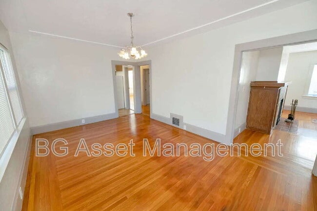 Building Photo - 3808 Lakeshore Ave