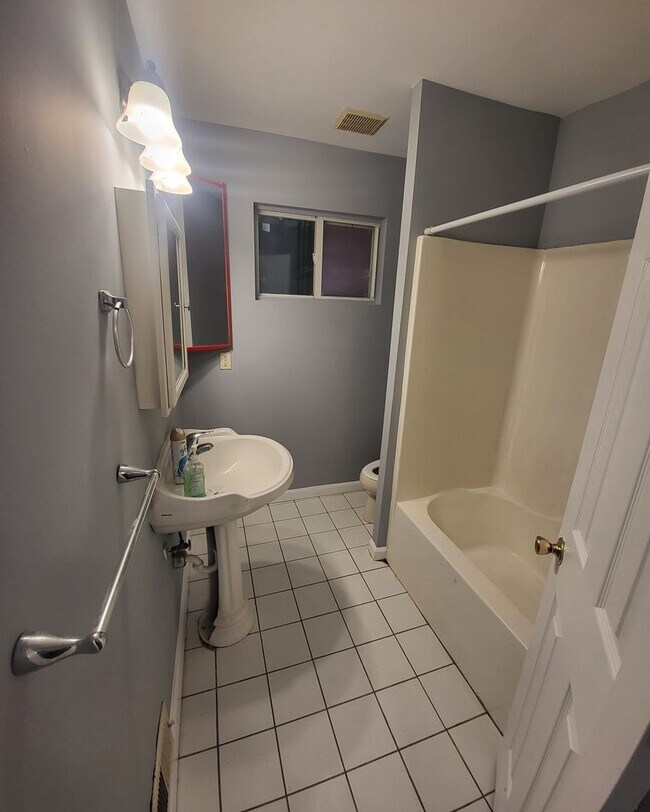 Building Photo - 3 bed 1 bath
