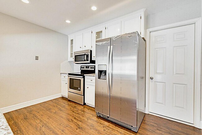 Building Photo - 13830 Hollowgreen Dr