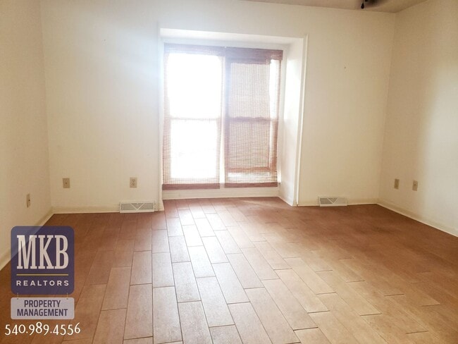 Building Photo - 3123 Glenmont Dr