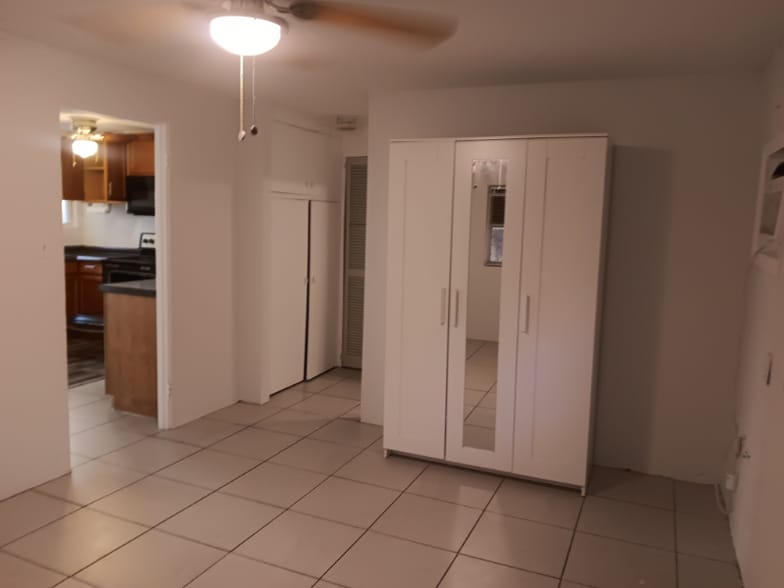 Building Photo - 1120 Northshore Dr