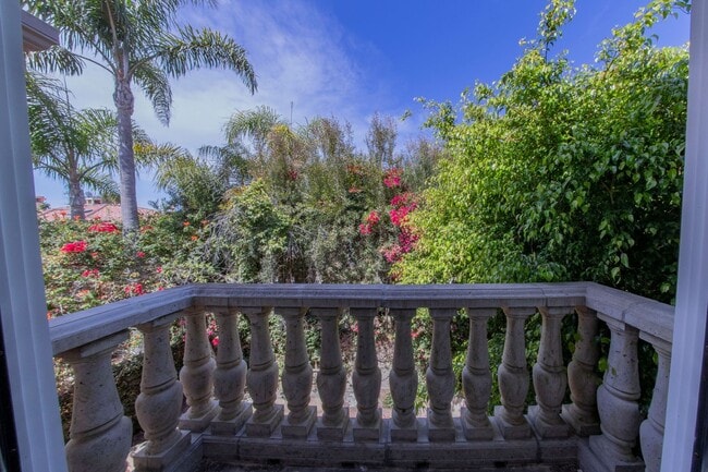 Building Photo - 4BR 2.5BA House in Gated Community of Blackhorse, Across from UCSD with 2 Car Garage & Washer/Dry...