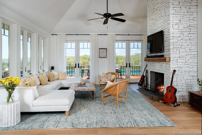 Building Photo - 121 Quaker Hill Rd