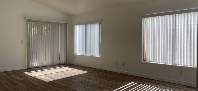 Building Photo - Beautiful 3 bed, 2 bath home in convenient El Mirage neighborhood!