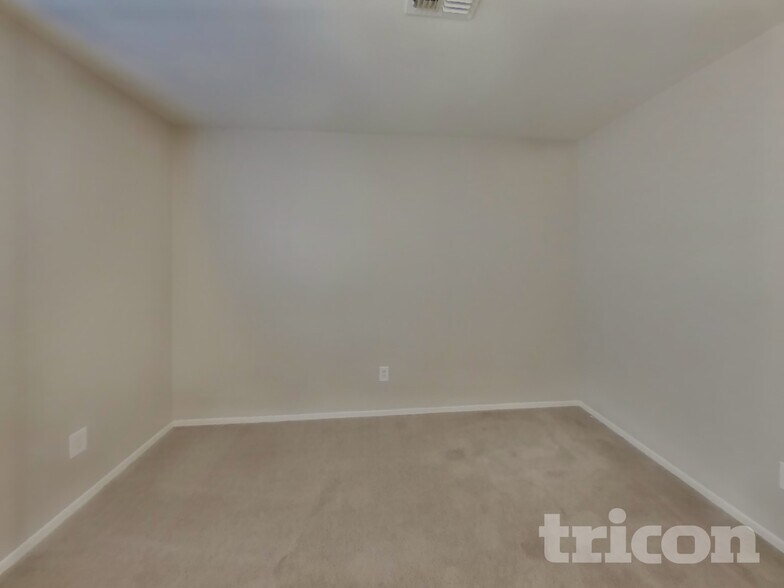 Building Photo - 1005 S Solomon