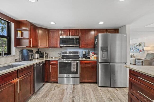 Building Photo - 277 N Ocean Blvd