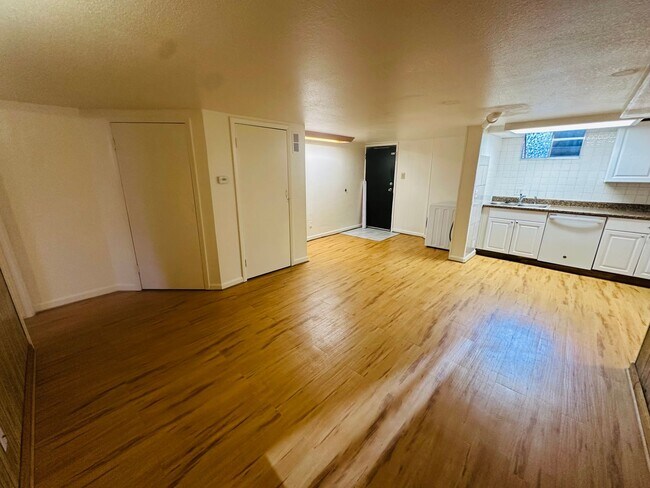 Building Photo - LOCATION LOCATION!! 2-Bed/1-Bath apartment located within minutes of Olde Town Arvada!!