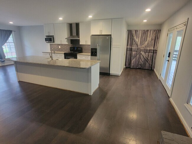 Building Photo - 3 Bedroom 2 Bathroom Home