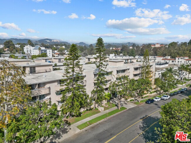 Building Photo - 11645 Montana Ave