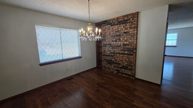 Building Photo - Wonderful 2 Bedroom Duplex In Bethany Ok.  $1250 Per Month!