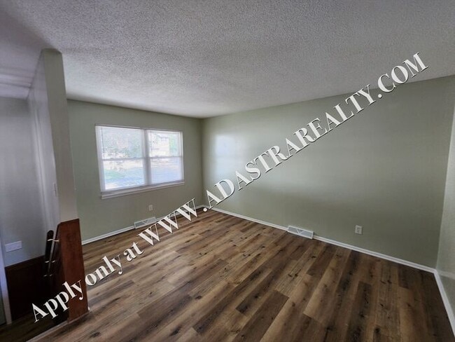 Building Photo - Nice Updated 2 Bed 1.5 Bath Duplex in Base...