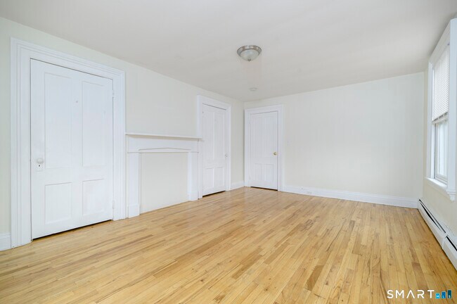 Building Photo - 18 Elm Tree Pl