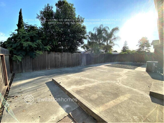 Building Photo - 1637 Amapola St