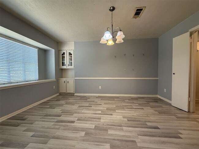 Building Photo - 422 Gamewood Dr