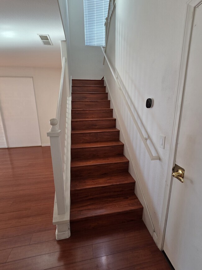 Building Photo - 10754 Westonhill Dr