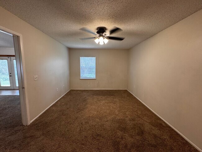 Building Photo - 1077 Shady Hollow Dr