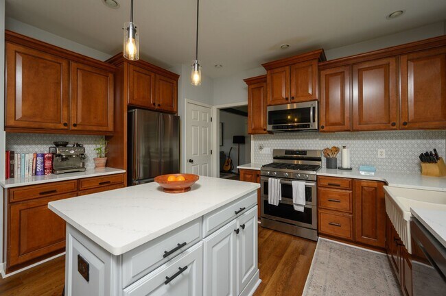 Building Photo - **UPDATED BRENTWOOD HOME THAT DOESN'T FEEL LIKE A RENTAL**