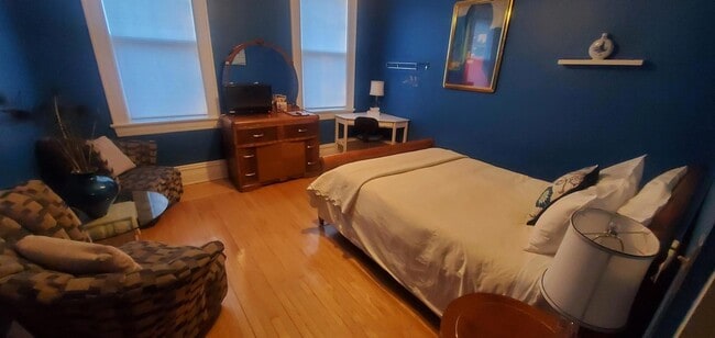 Primary Photo - 1975 Riverside Ave