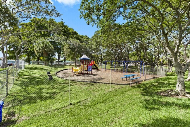 Building Photo - 2106 S Cypress Bend Dr