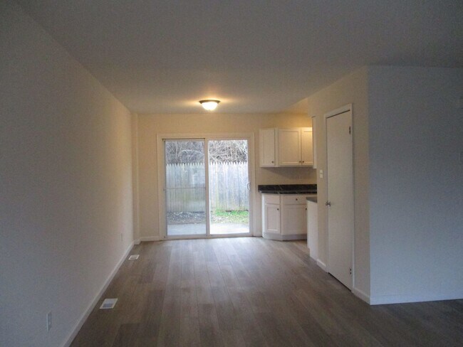 Building Photo - Northampton School District spacious end unit townhome located in the Borough of Bath featuring s...