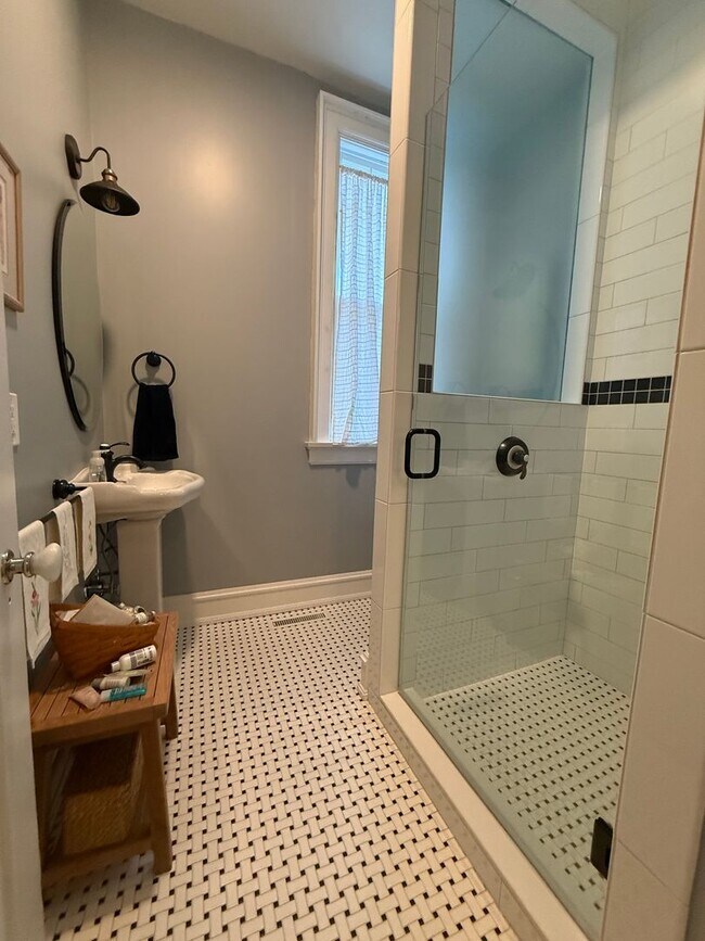 Building Photo - 2021 Rivermont Ave