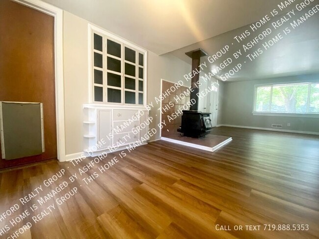 Building Photo - 2215 Bonfoy Ave